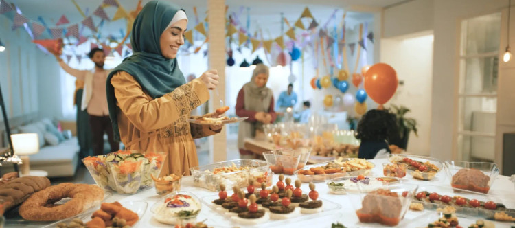 دنیای رنگارنگ ظروف یکبار مصرف رنگی کوشا
